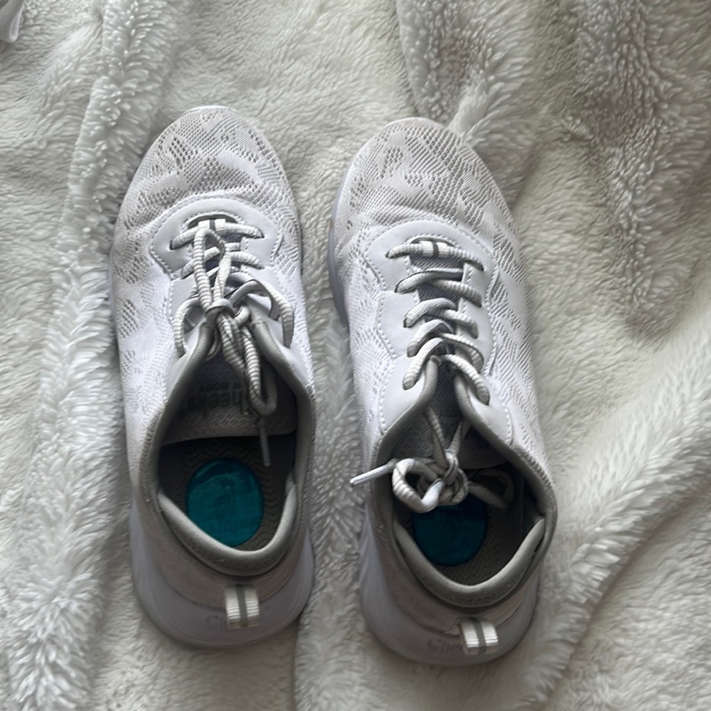 Tennis shoes